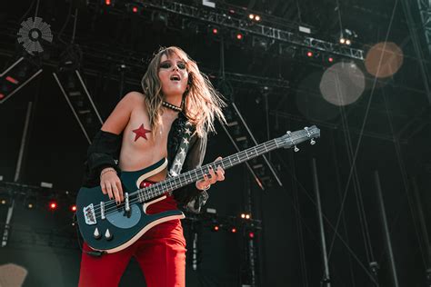 maneskin nude|Victoria de Angelis (Maneskin bassist)